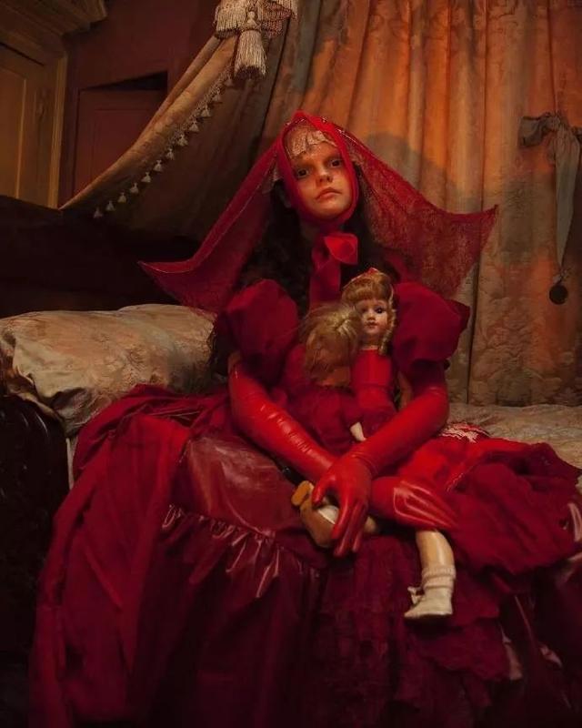 在过万圣节这件事上，明星们比你较真多了，现在你可以安排了！