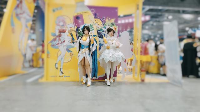 漫展现场，白丝控福利第十六弹！旗袍初音和白丝穹妹，你会选谁？