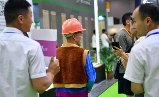 《熊出没》的光头强确实没钱没老婆，穿越到现实中却娶娇妻开宝马