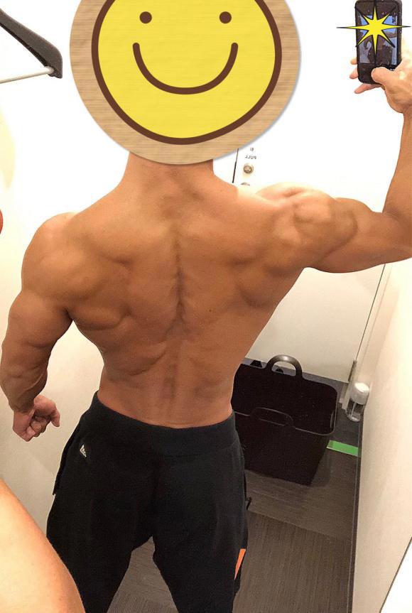 日本漫画家晒肌肉，腹肌都清晰可见，难怪画的本子这么实用