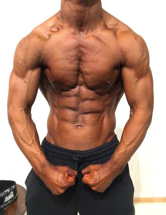 日本漫画家晒肌肉，腹肌都清晰可见，难怪画的本子这么实用