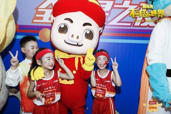 电影《猪猪侠·不可思议的世界》亮相篮球嘉年华