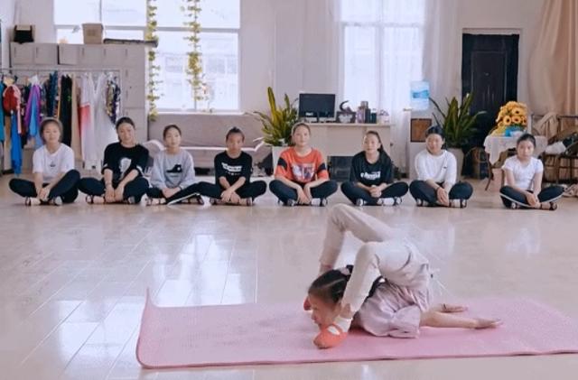 妈妈摊前卖猪肉，女儿摊后跳芭蕾引群嘲：不怕你没钱，就怕你认命