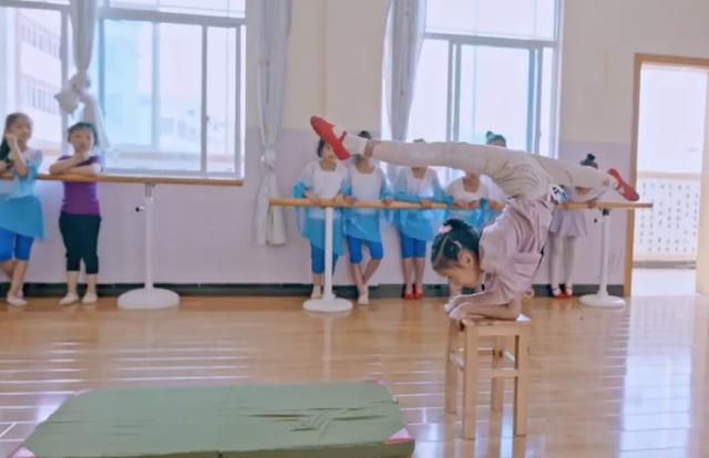 妈妈摊前卖猪肉，女儿摊后跳芭蕾引群嘲：不怕你没钱，就怕你认命