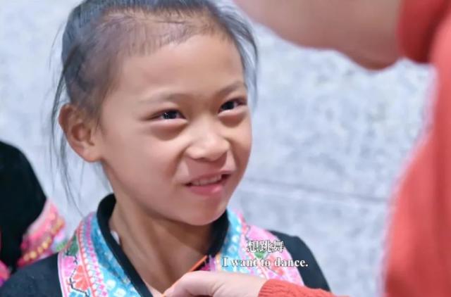 妈妈摊前卖猪肉，女儿摊后跳芭蕾引群嘲：不怕你没钱，就怕你认命