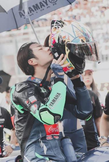 张新成英语圈粉！爱豆业务能力过关，业余技能才成加分项