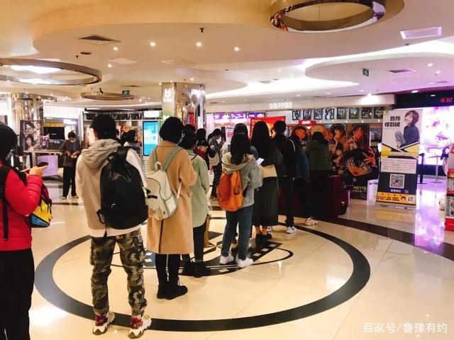 《名侦探柯南》剧场版超前点映，鲁豫cos柯南解锁侦探迷新身份