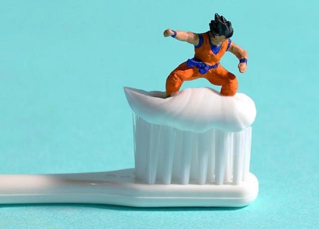 蟹味菇百裂脚，纸巾升龙拳，牙膏筋斗云，不平凡动漫游戏世界缩影