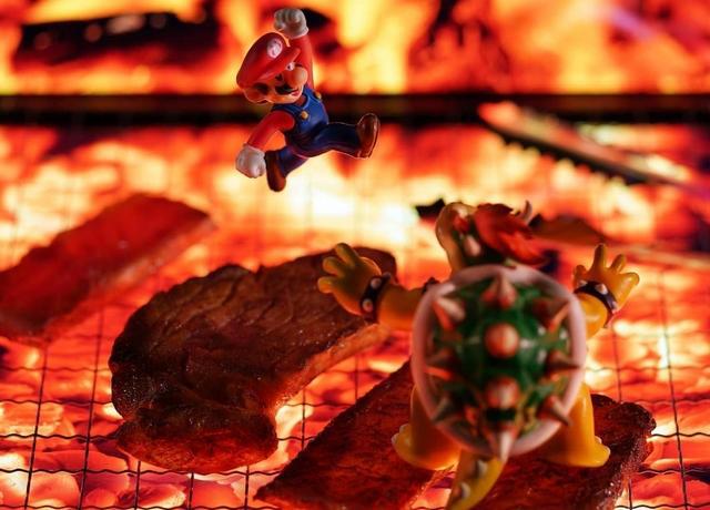 蟹味菇百裂脚，纸巾升龙拳，牙膏筋斗云，不平凡动漫游戏世界缩影