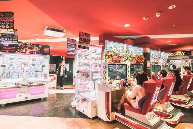 宅男最爱的地方：跪式服务的女仆咖啡馆，还有众多手办