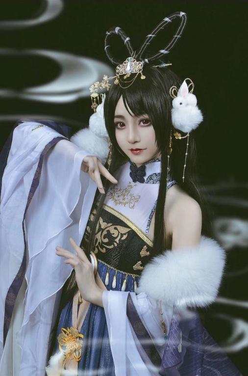 coser小姐姐的颓废生活，酒瓶不离手、正如现实版的《后街女孩》