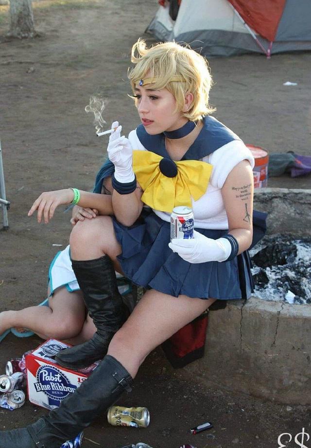 coser小姐姐的颓废生活，酒瓶不离手、正如现实版的《后街女孩》