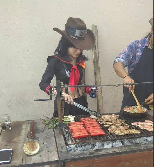 coser小姐姐的颓废生活，酒瓶不离手、正如现实版的《后街女孩》