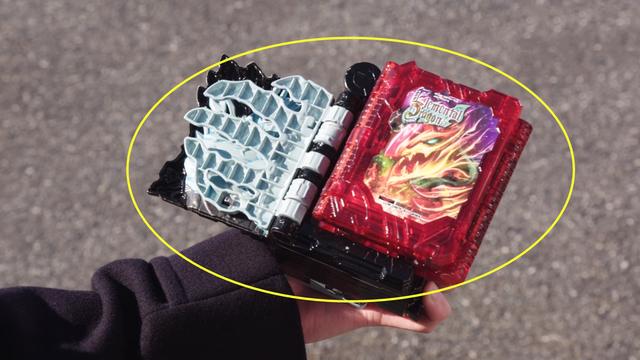 假面骑士Saber元素龙变身赏析，超厚字典魔法书，两条龙撕咬变身