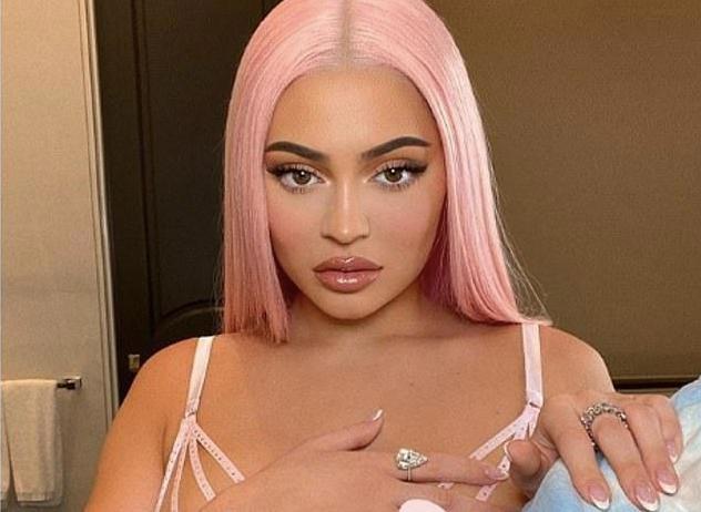 富婆凯莉·詹娜秀芭比粉头发，朋克小背心很摇滚，手上鸽子蛋太壕