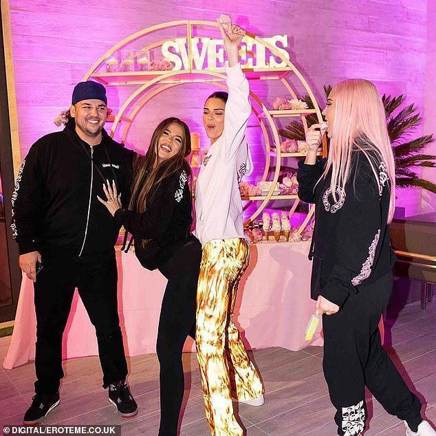 富婆凯莉·詹娜秀芭比粉头发，朋克小背心很摇滚，手上鸽子蛋太壕