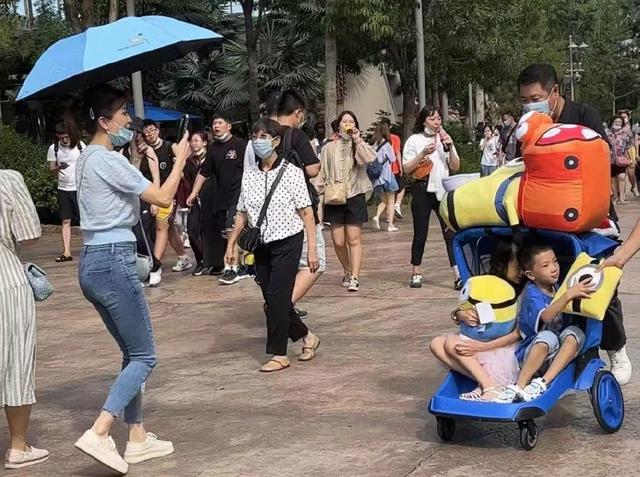 金巧巧一家四口逛环球被偶遇！一双儿女颜值高，总裁老公罕见露面