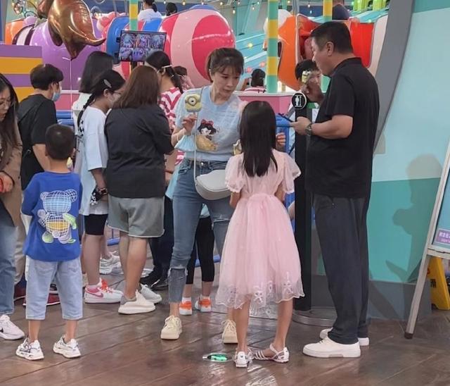 金巧巧一家四口逛环球被偶遇！一双儿女颜值高，总裁老公罕见露面