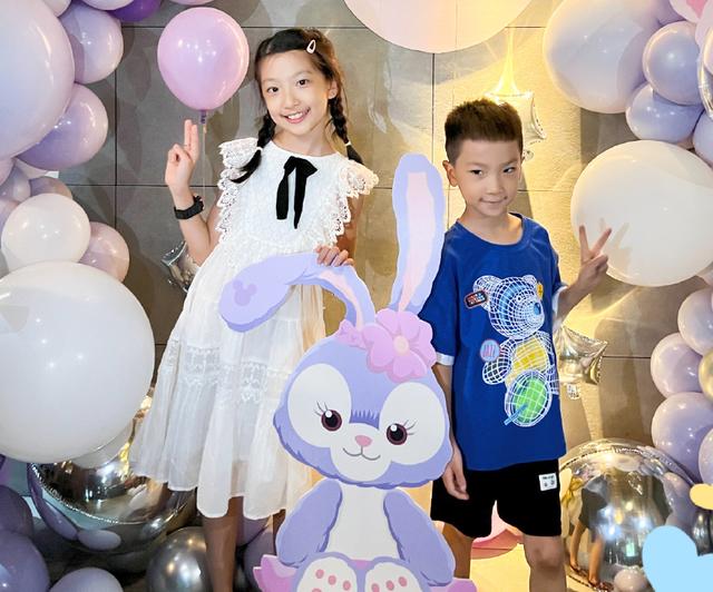 金巧巧一家四口逛环球被偶遇！一双儿女颜值高，总裁老公罕见露面