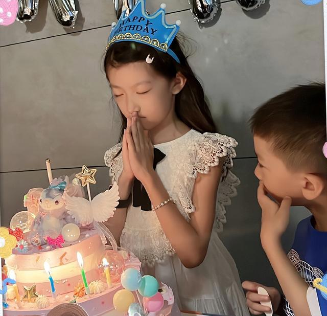 金巧巧一家四口逛环球被偶遇！一双儿女颜值高，总裁老公罕见露面