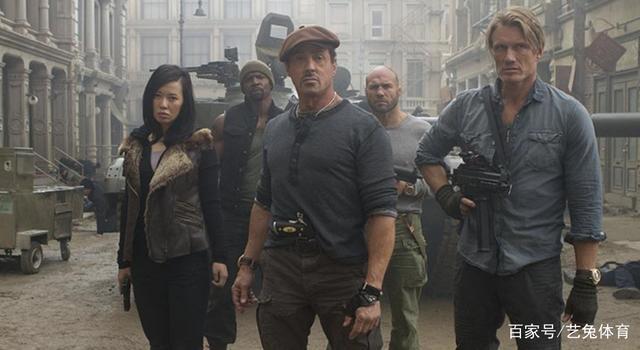 65岁《敢死队》男星，带25岁未婚妻健身，比史泰龙还能打