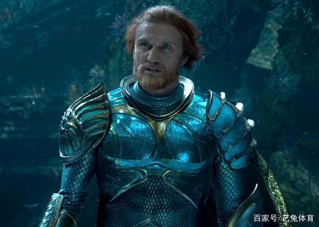 65岁《敢死队》男星，带25岁未婚妻健身，比史泰龙还能打