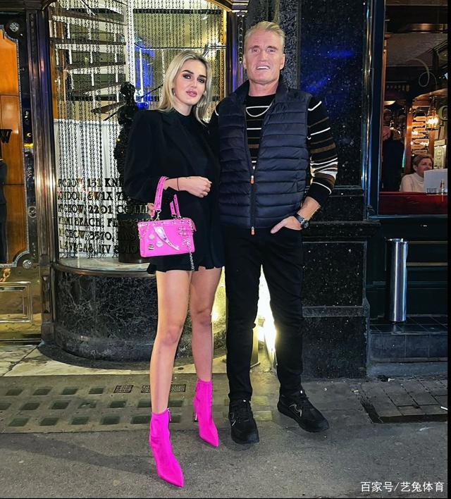 65岁《敢死队》男星，带25岁未婚妻健身，比史泰龙还能打