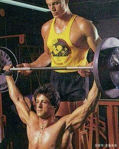 65岁《敢死队》男星，带25岁未婚妻健身，比史泰龙还能打