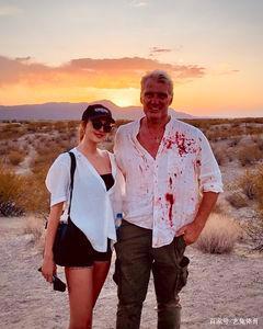 65岁《敢死队》男星，带25岁未婚妻健身，比史泰龙还能打