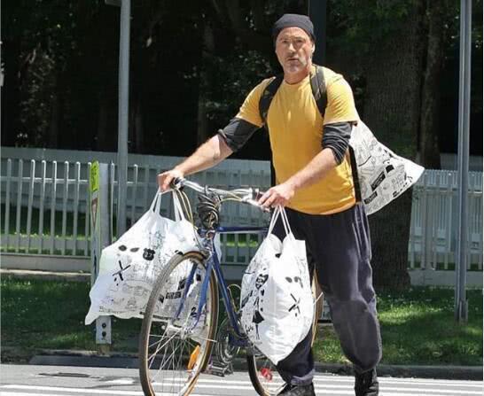 钢铁侠近照曝光，英雄难敌迟暮，白发皱纹显老态