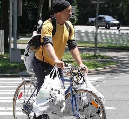 钢铁侠近照曝光，英雄难敌迟暮，白发皱纹显老态