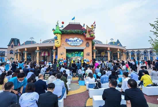 世茂携手经典IP蓝精灵扩展文旅版图以产业集群促产城融合新发展