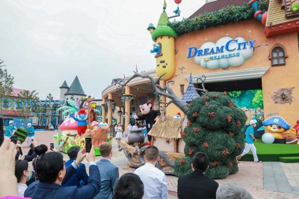 亚太区首座蓝精灵乐园盛大开园，蓝色风潮引爆申城