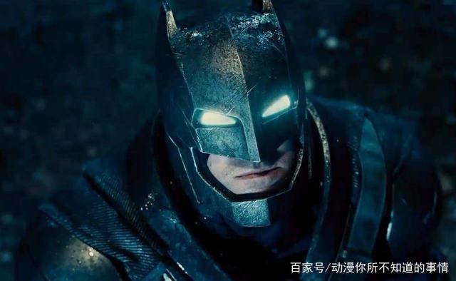 DC漫画：蝙蝠侠差点死亡，超人也差点被害，只因黑暗骑士的新武器