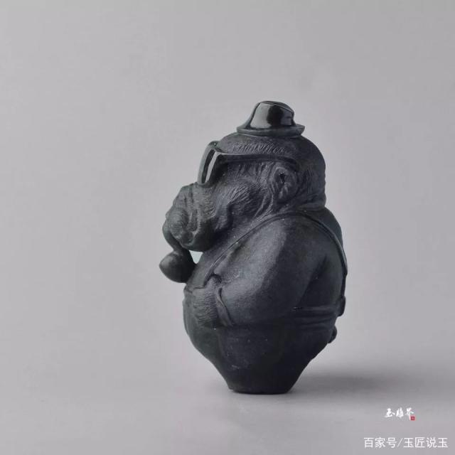 天才眼镜狗闯入玉雕界，嘴叼烟斗，够酷！