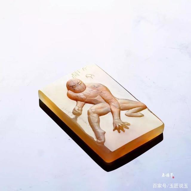 天才眼镜狗闯入玉雕界，嘴叼烟斗，够酷！