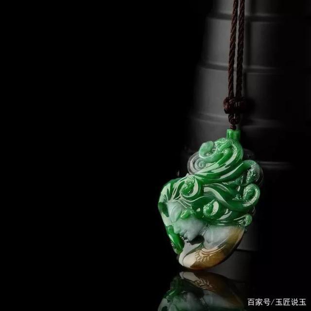 天才眼镜狗闯入玉雕界，嘴叼烟斗，够酷！