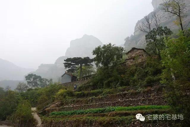 有山有水，还有宫崎骏动漫里的悬崖小屋，都在山西穽底村