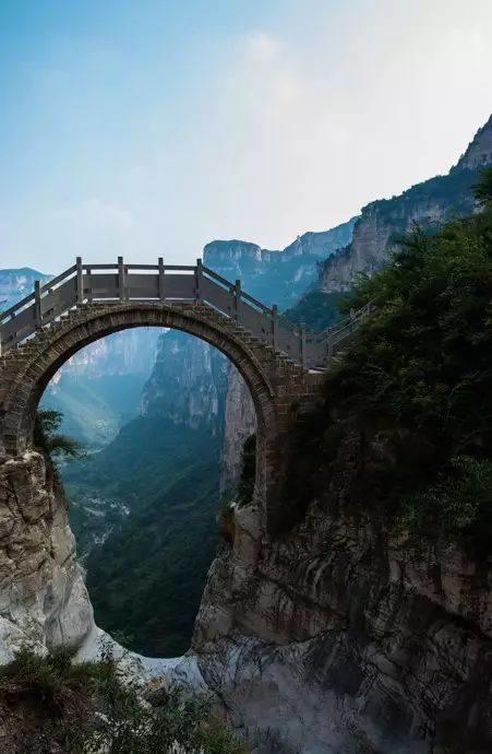 有山有水，还有宫崎骏动漫里的悬崖小屋，都在山西穽底村