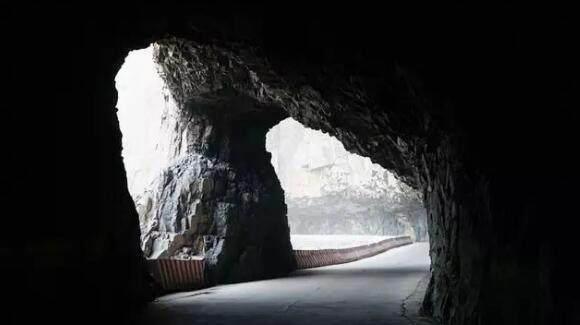 有山有水，还有宫崎骏动漫里的悬崖小屋，都在山西穽底村