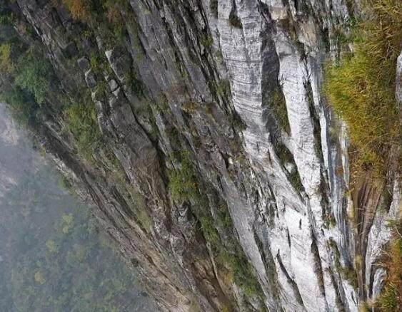 有山有水，还有宫崎骏动漫里的悬崖小屋，都在山西穽底村