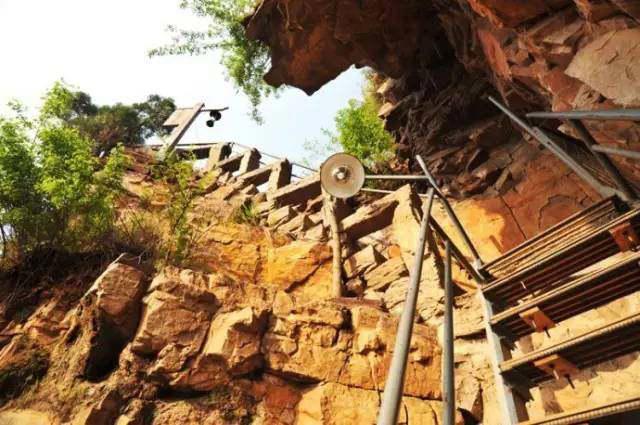 有山有水，还有宫崎骏动漫里的悬崖小屋，都在山西穽底村