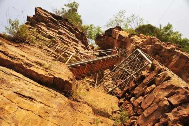 有山有水，还有宫崎骏动漫里的悬崖小屋，都在山西穽底村