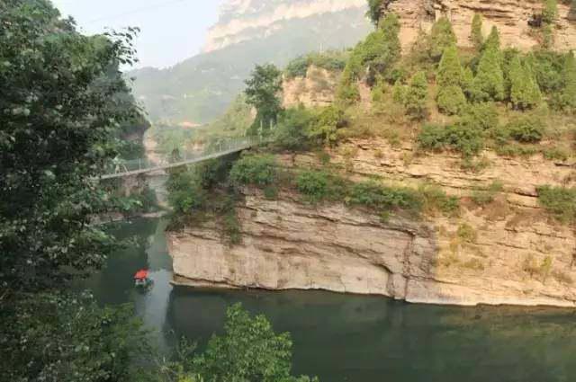 有山有水，还有宫崎骏动漫里的悬崖小屋，都在山西穽底村