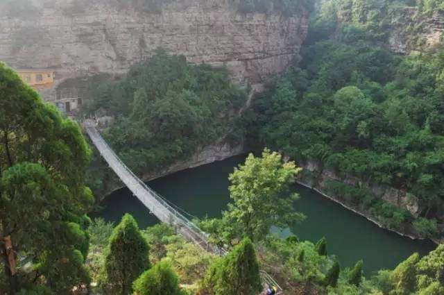 有山有水，还有宫崎骏动漫里的悬崖小屋，都在山西穽底村