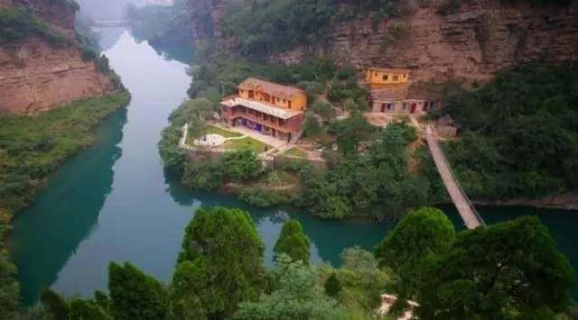 有山有水，还有宫崎骏动漫里的悬崖小屋，都在山西穽底村