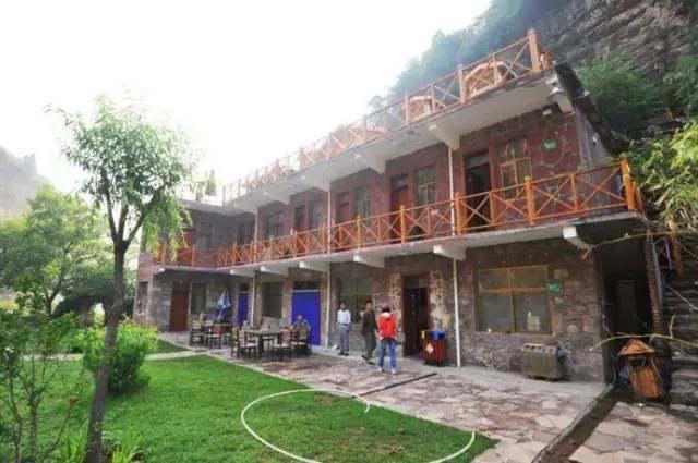 有山有水，还有宫崎骏动漫里的悬崖小屋，都在山西穽底村