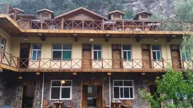 有山有水，还有宫崎骏动漫里的悬崖小屋，都在山西穽底村