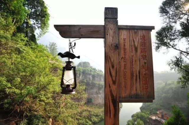 有山有水，还有宫崎骏动漫里的悬崖小屋，都在山西穽底村