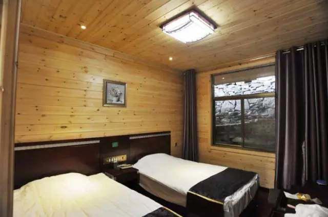 有山有水，还有宫崎骏动漫里的悬崖小屋，都在山西穽底村